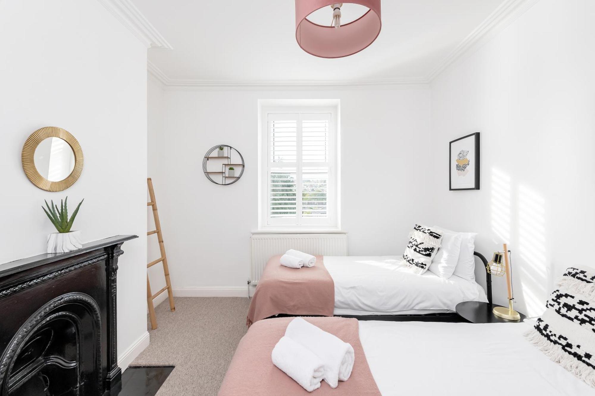 Modern & Spacious 2 Bedroom Maisonette Bath Exterior photo
